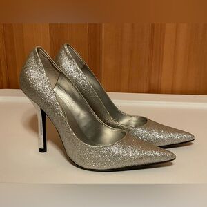 NWOT Guess Silver High Heels, size: 7M